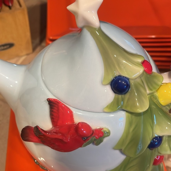 NIB beautiful cardinal Christmas tree teapot - Picture 3 of 6
